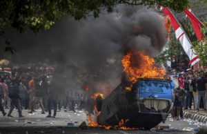 Massa membakar mobil polisi saat berunjuk rasa di Kabupaten Pati, Jawa Tengah, Rabu (13/8/2025). Foto: Aji Styawan/ANTARA FOTO