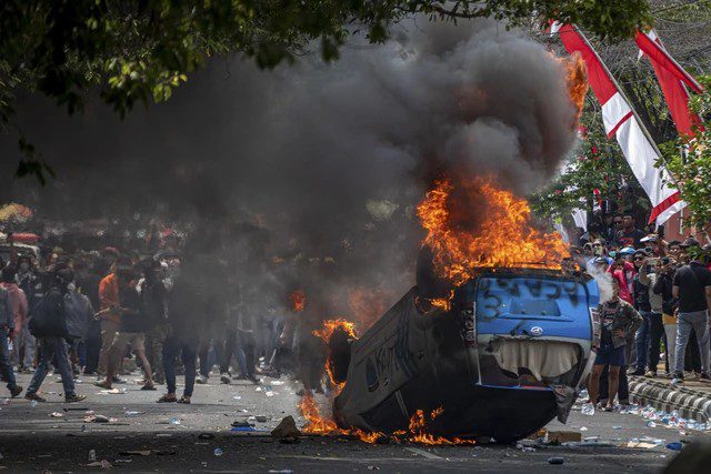 Massa membakar mobil polisi saat berunjuk rasa di Kabupaten Pati, Jawa Tengah, Rabu (13/8/2025). Foto: Aji Styawan/ANTARA FOTO