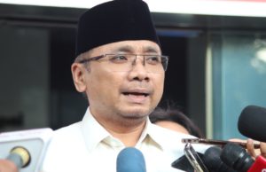 Eks Menag, Yaqut Qoumas saat keluar dari Gedung KPK setelah diperiksa sekitar 7 jam. (Foto: Sulindo/Iqyanut Taufik)