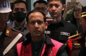 Nadiem Makarim mengenakan rompi pink Kejagung saat digelandang ke mobil tahanan Kejagung. (foto: Sulindo/Iqyanut Taufik)