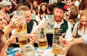 Perayaan Oktoberfest selalu dimeriahkan dengan bir dan makanan yang melimpah. (Sumber: GetYourGuide)