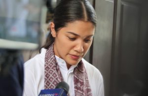 Istri Nadiem Makarim, Franka Franklin saat ditemui wartawan usai mengikuti sidang praperadilan suaminya di PN jakarta Selatan. (foto: Sulindo/Iqyanut Taufik)