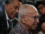 Keluarga Hadiri Sidang Praperadilan, Berharap Hakim Berikan Keadilan Ayah Nadiem Makarim, Nono Anwar Makarim saat mmenemui wartawan usai mengikuti sidang Pra Peradilan di PN Jakarta Selatan. (foto: Sulindo/Iqyanut Taufik)