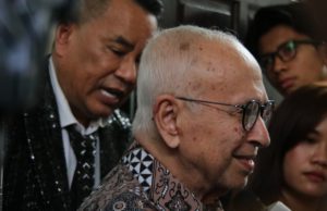 Ayah Nadiem Makarim, Nono Anwar Makarim saat mmenemui wartawan usai mengikuti sidang Pra Peradilan di PN Jakarta Selatan. (foto: Sulindo/Iqyanut Taufik)