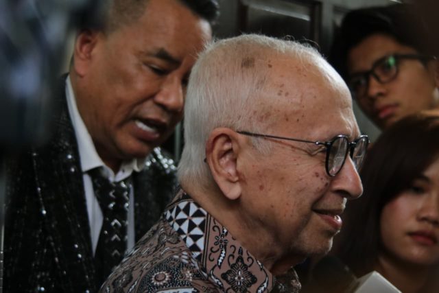 Ayah Nadiem Makarim, Nono Anwar Makarim saat mmenemui wartawan usai mengikuti sidang Pra Peradilan di PN Jakarta Selatan. (foto: Sulindo/Iqyanut Taufik)