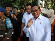 Gubernur DKI, Pramono Anung saat tiba di Rumah Sakit Cempaka Putih untuk menjenguk korban ledakan yang terjadi di SMAN 72 Jakarta. (Foto: Sulindo)