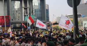 Massa Aksi BEM UI Dihadang TNI-Polri di Depan Bank UOB Thamrin