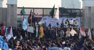 Mahasiswa Trisakti dan Esa Unggul Kepung DPR, Kritik MBG dan Tolak Dwifungsi Militer
