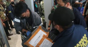 Polri Menyerahkan Barang Bukti dan Tersangka Kasus Kortastipidkor ke Kejaksaan