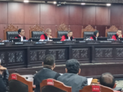 Hakim MK Saldi Isra Cecar KPU dan Bawaslu Soal Verifikasi Ijazah Gibran