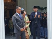 Resmi Lepas Jabatan Menlu, Sugiono Disambut Momen Hangat Pegawai Kemlu di Gedung Pancasila Menko PMK Sugiono dan istri didampingi Menlu Armanatha Nasir dan istri saat berpamitan dengan pegawai Kementerian Luar Negeri. (Foto: Suluh Indonesia/Iqyanut Taufik)