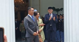 Resmi Lepas Jabatan Menlu, Sugiono Disambut Momen Hangat Pegawai Kemlu di Gedung Pancasila Menko PMK Sugiono dan istri didampingi Menlu Armanatha Nasir dan istri saat berpamitan dengan pegawai Kementerian Luar Negeri. (Foto: Suluh Indonesia/Iqyanut Taufik)