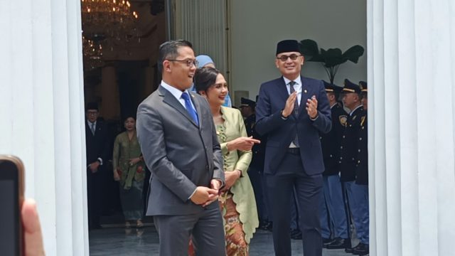 Menko PMK Sugiono dan istri didampingi Menlu Armanatha Nasir dan istri saat berpamitan dengan pegawai Kementerian Luar Negeri. (Foto: Suluh Indonesia/Iqyanut Taufik)
