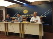 Insiden Penyiraman Jubir PN Pati: MA Serahkan Kasus Supriyono Botok ke Polisi Hakim Agung Heru Pranowo (tengah) saat konferensi pers di Gedung Mahkamah Agung Jakarta. (Foto: Suluh Indonesia/Iqyanut Taufik)