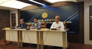 Insiden Penyiraman Jubir PN Pati: MA Serahkan Kasus Supriyono Botok ke Polisi Hakim Agung Heru Pranowo (tengah) saat konferensi pers di Gedung Mahkamah Agung Jakarta. (Foto: Suluh Indonesia/Iqyanut Taufik)