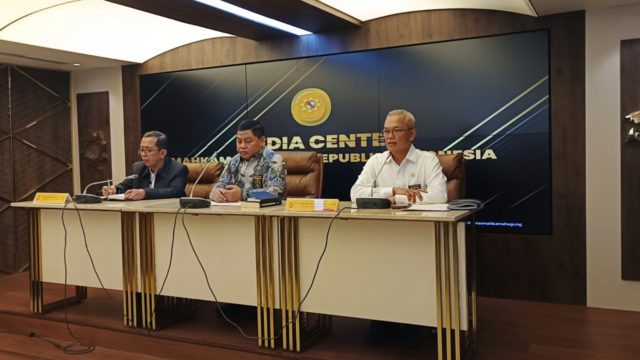 Hakim Agung Heru Pranowo (tengah) saat konferensi pers di Gedung Mahkamah Agung Jakarta. (Foto: Suluh Indonesia/Iqyanut Taufik)