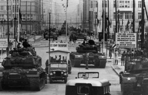 Konfrontasi Tank Checkpoint Charlie 1961: Duni di Ambang Perang
