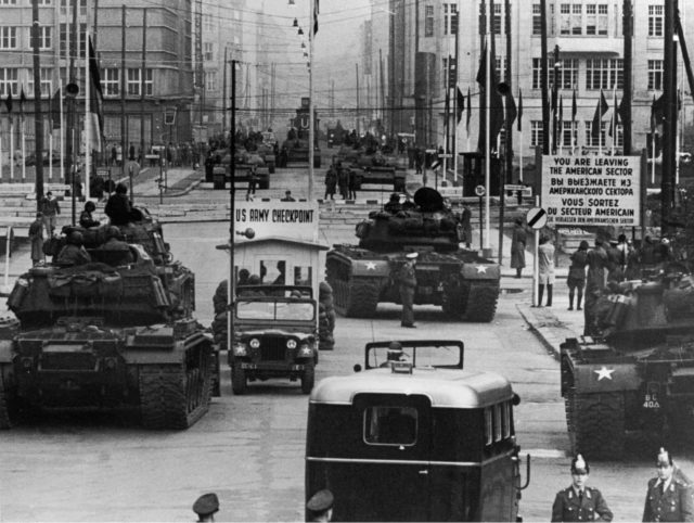 Konfrontasi Tank Checkpoint Charlie 1961: Duni di Ambang Perang
