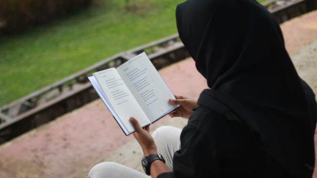 membaca buku