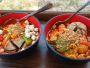 Seblak pedas dengan aneka topping seperti bakso, kerupuk, sayuran dan telur