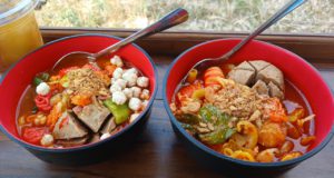Seblak pedas dengan aneka topping seperti bakso, kerupuk, sayuran dan telur