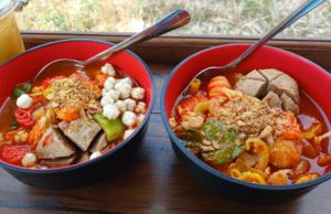 Seblak pedas dengan aneka topping seperti bakso, kerupuk, sayuran dan telur
