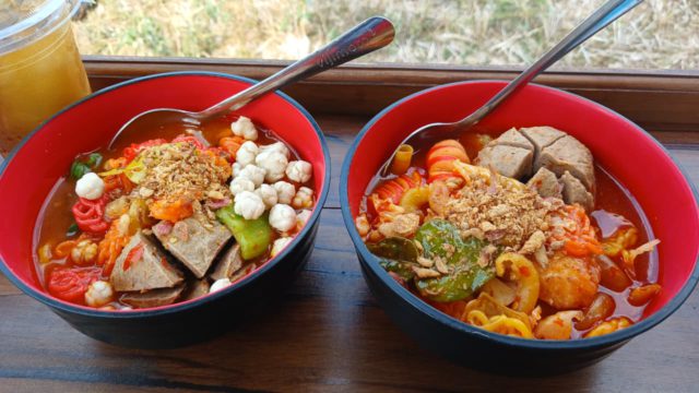 Seblak pedas dengan aneka topping seperti bakso, kerupuk, sayuran dan telur