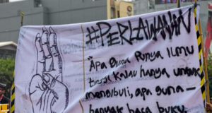 Makna Three Finger Salute dan 5 Tuntutan Komite SADAR dalam Demo Mahasiswa