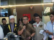 Denny Indrayana Cs Laporkan KPU ke DKPP Terkait Dugaan Pelanggaran Etik Pasal 18 Ayat 3 Denny Indrayana CS usai melaporkan KPU di DKPP. (Foto: Suluh Indonesia/Iqyanut Taufik)