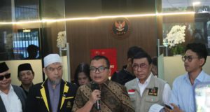 Denny Indrayana Cs Laporkan KPU ke DKPP Terkait Dugaan Pelanggaran Etik Pasal 18 Ayat 3 Denny Indrayana CS usai melaporkan KPU di DKPP. (Foto: Suluh Indonesia/Iqyanut Taufik)