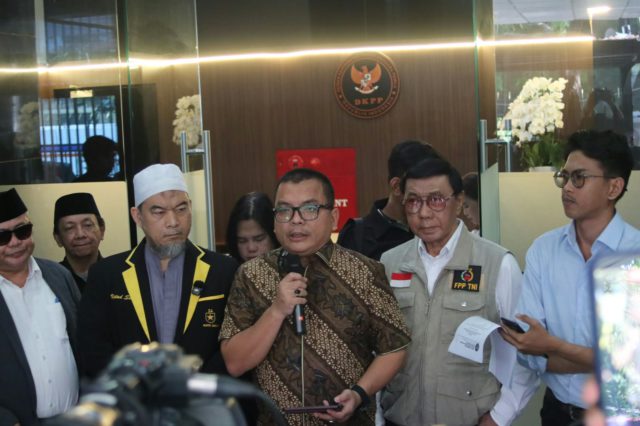 Denny Indrayana CS usai melaporkan KPU di DKPP. (Foto: Suluh Indonesia/Iqyanut Taufik)