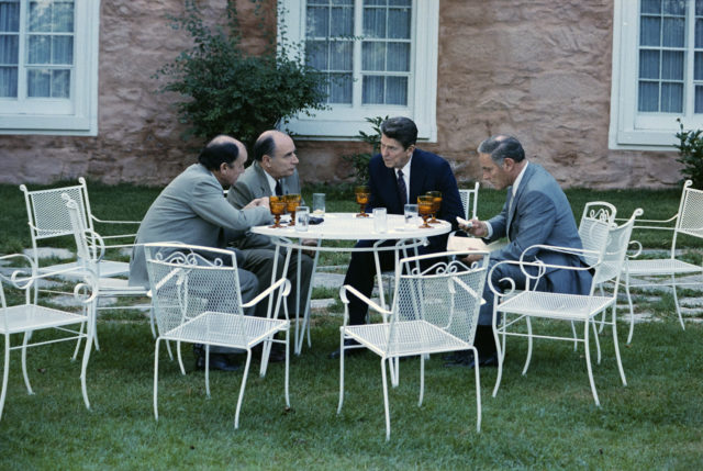 Presiden Reagan bertemu dengan Presiden Francois Mitterrand dari Prancis pada KTT Ekonomi G-7 di Chateau Montebello di Ottawa, Kanada, bersama Menteri Luar Negeri Alexander Haig. Pembicaraan bilateral tertutup tahun 1981 ini secara khusus mencakup penyerahan intelijen rahasia terkait spionase Uni Soviet, yaitu Dossier Farewell. (Sumber: Ronald Reagan Presidential Library & Museum)