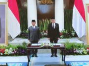 Sugiono (kiri) dan Maranatha Nasir (kanan) saat Sertijab di Gedung Pancasila Jakarta. (Foto: Suluh Indonesia/Iqyanut Taufik)