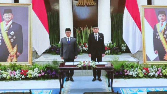 Sugiono (kiri) dan Maranatha Nasir (kanan) saat Sertijab di Gedung Pancasila Jakarta. (Foto: Suluh Indonesia/Iqyanut Taufik)