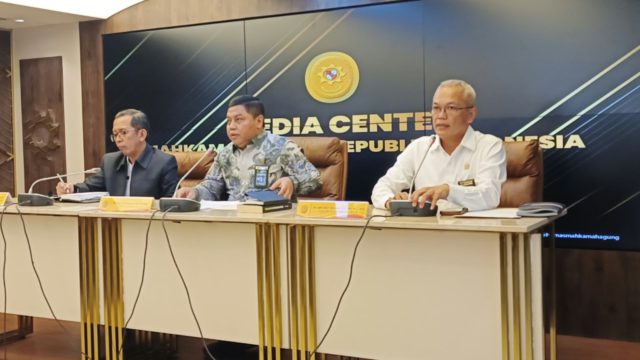 Hakim Agung Heru Pranowo (tengah) saat konferensi pers di Gedung Mahkamah Agung Jakarta. (Foto: Suluh Indonesia/Iqyanut Taufik)