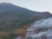 Karhutla Gunung Ciremai Meluas, Helikopter Dikerahkan untuk Water Bombing Kondisi terkini kebakaran hutan dan lahan di Taman Nasional Gunung Ciremai, Kabupaten Kuningan, Jawa Barat, Kamis (22/10/2026). (ANTARA/HO BPBD Kabupaten Kuningan)
