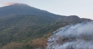 Karhutla Gunung Ciremai Meluas, Helikopter Dikerahkan untuk Water Bombing Kondisi terkini kebakaran hutan dan lahan di Taman Nasional Gunung Ciremai, Kabupaten Kuningan, Jawa Barat, Kamis (22/10/2026). (ANTARA/HO BPBD Kabupaten Kuningan)