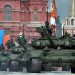 Kendaraan artileri Rusia saat mengikuti parade militer di Saint Petersburg (AFP / OLGA MALTSEVA)