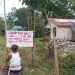 Aksi pemasangan spanduk yang dilakukan petani plasma di Kabupaten Buol, Sulawesi Tengah, Juli 2022