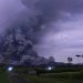 Gunung Semeru meletus dan mengeluarkan guguran awan panas pada Sabtu sore (04/12) - Antara