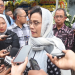 Sri Mulyani saat melawat kerumah duka Almarhum Faisal Basri. (Foto: Sulindo/Iqyanut Taufik)