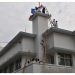 Reka ulang perobekan bendera Belanda di pucuk tiang menara Hotel Majapahit. (Surabaya.go.id)