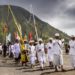 Iring-iringan masyarakat Suku Tengger dalam perayaan Upacara Kasada. (Foto: pergipergi.id)