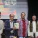 Dr. M. Yoesoef (memegang buku) saat acara bedah buku 'Seni Peran dalam Teater Tradisi' . (foto: Sulindo/Iqyanut Taufik)