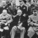 Winston Churchill (kiri), Franklin D. Roosevelt (tengah), dan Joseph Stalin (kanan) menghadiri Konferensi Yalta di Istana Livadia. (Sumber: Atlantic Council)